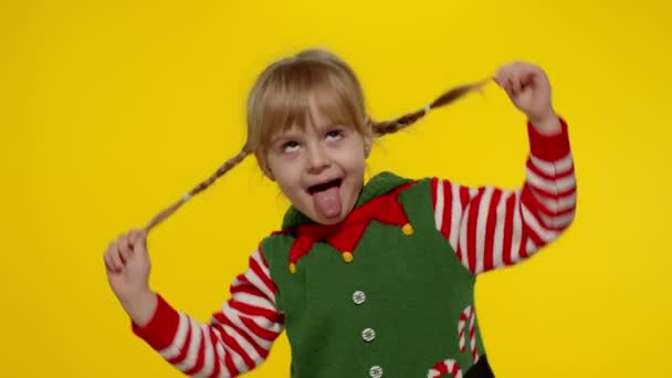 Děvče ve vánočním elfím kostýmu Santa Helper, co tancuje, blbne. Novoroční sváteční oslava — Stock video