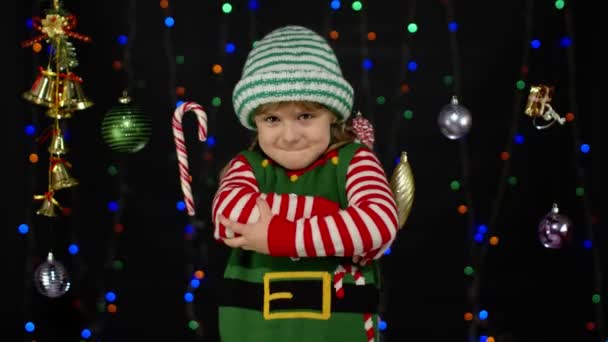 Displesed dziecko nastolatka dziewczyna w elf Santa pomocnik kostium negatywne emocje, zdenerwowany w Wigilię — Wideo stockowe