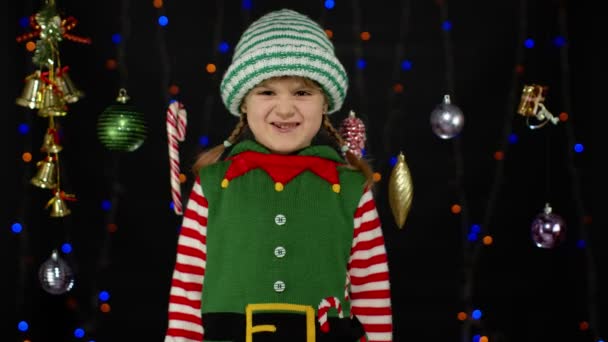 Verbijsterd kind tiener meisje in elf Santa helper kostuum negatieve emoties, boos op kerstavond — Stockvideo