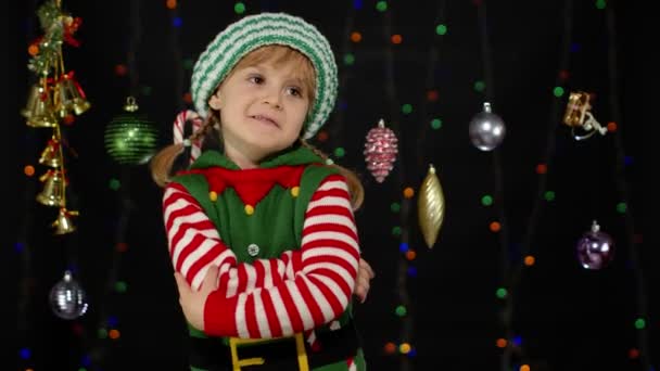 Displesed niña adolescente en elfo Santa ayudante traje emociones negativas, molesto en la víspera de Navidad — Vídeos de Stock