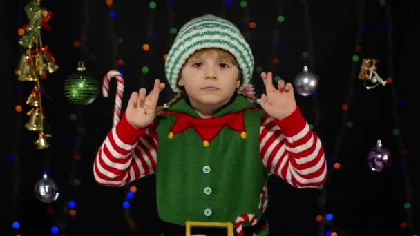 Concepto de deseo navideño. Niño adolescente chica en Navidad elfo Santa ayudante traje haciendo un deseo, reza — Vídeos de Stock