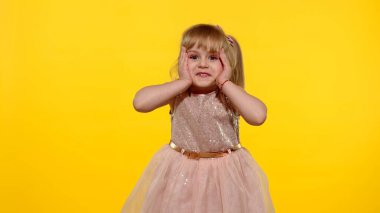 Vay canına. Şaşırmış, mutlu, afallamış küçük kız. Etkilenmiş çocuk. Harika bir sürpriz. Heyecan verici haberler..