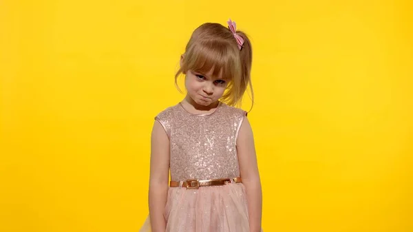 Verlegen, beschaamd meisje, 5-6 jaar oud, poserend, kijkend naar de camera en lachend. Klein kind voelt zich schuldig. — Stockfoto