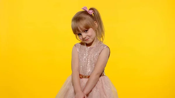 Tímida niña avergonzada, 5-6 años posando mirando cámara y sonriendo. Pequeño niño se siente culpable — Foto de Stock