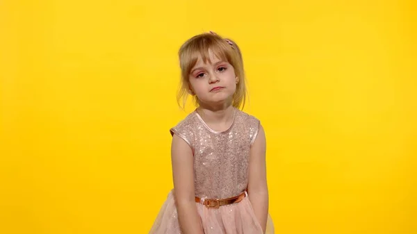 Annoiato stanco bambino pigro guardando la fotocamera con indifferenza, scioccato e insoddisfatto da qualcosa — Foto Stock