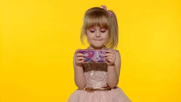 A lány okostelefont használ. A gyerek SMS-ezik az okostelefonon. Gyerek játék a mobiltelefon stúdióban — Stock Fotó
