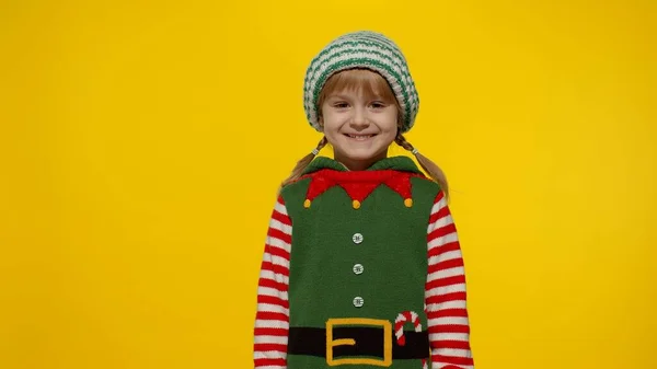 Menina no elfo de Natal traje de Papai Noel ajudante sorrindo, brincando. Celebração do feriado de Ano Novo — Fotografia de Stock