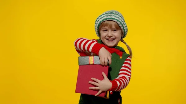 クリスマスの少女サンタヘルパーの衣装を取得し、現在のギフトボックスを受信します。年末年始 — ストック写真