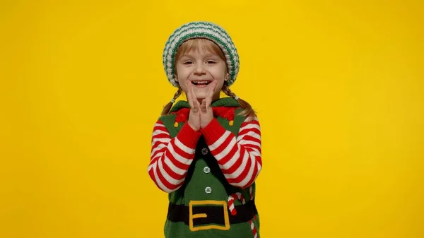 Criança menina criança no elfo de Natal Santa traje auxiliar rindo no fundo amarelo. Férias de Ano Novo — Fotografia de Stock