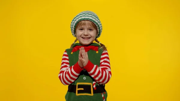 子供の女の子クリスマスの自己サンタヘルパーステッププラス指ギフトボックスを待っています。お正月のお子様 — ストック写真