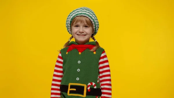 Criança menina criança no elfo de Natal Santa traje auxiliar sorrindo no fundo amarelo. Férias de Ano Novo — Fotografia de Stock