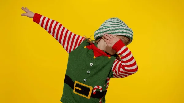 子供の女の子でクリスマスの自己サンタヘルパーの衣装ダンス,パフォーマンスダブダンス,インターネットミームジェスチャー — ストック写真