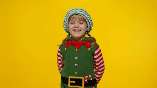 Criança menina criança no elfo de Natal Santa traje auxiliar sorrindo no fundo amarelo. Férias de Ano Novo — Fotografia de Stock