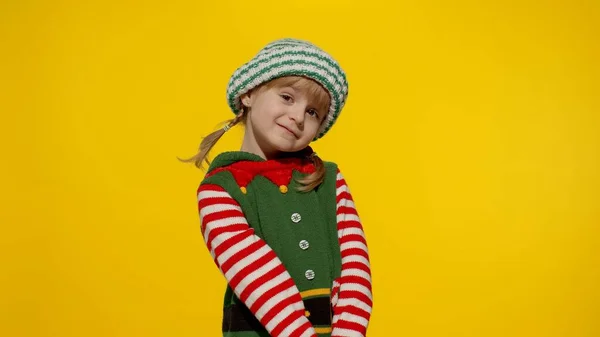 Tímida envergonhado criança menina no Natal elfo Santa ajudante traje posando olhando câmera, se sente culpado — Fotografia de Stock