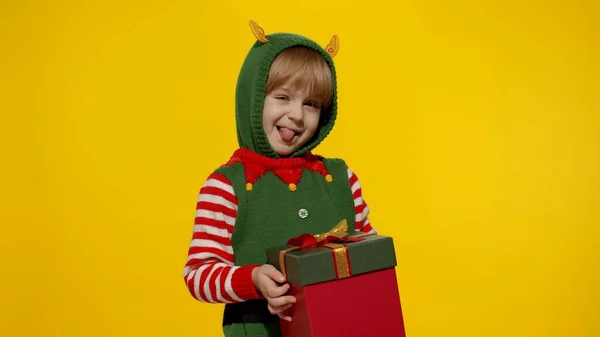 Garota elfo de Natal Santa ajudante com presente caixa de presente sorrindo para a câmera. Feliz Ano Novo feriados — Fotografia de Stock