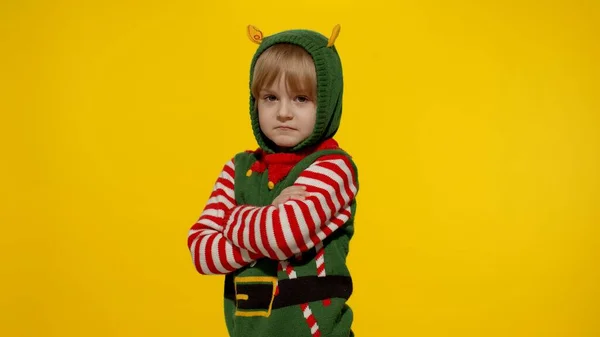 Miúda chocada em traje de ajudante de elfo de Natal. Criança olha para a câmera e pergunta o que — Fotografia de Stock