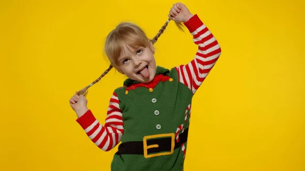 Menina no duende de Natal Santa ajudante de traje dançando, brincando. Celebração do feriado de Ano Novo — Fotografia de Stock