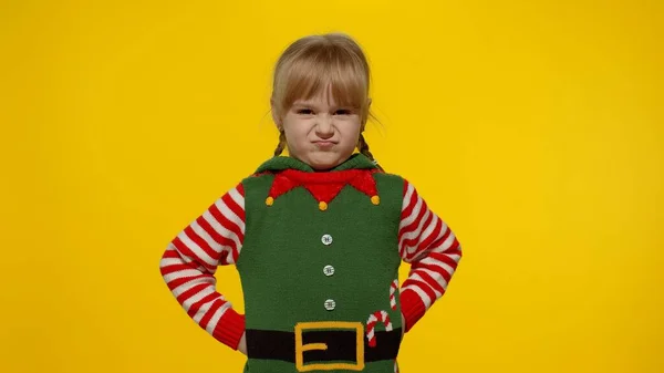 Знедолена дівчинка-підліток в костюмі ельфа Санта помічника негативні емоції, засмучена напередодні Різдва — стокове фото