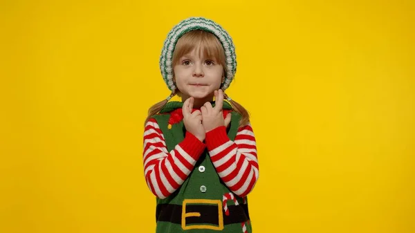 Концепція різдвяного бажання. Дитяча дівчинка-підліток в костюмі різдвяного ельфа Санта помічника робить бажання, молиться — стокове фото