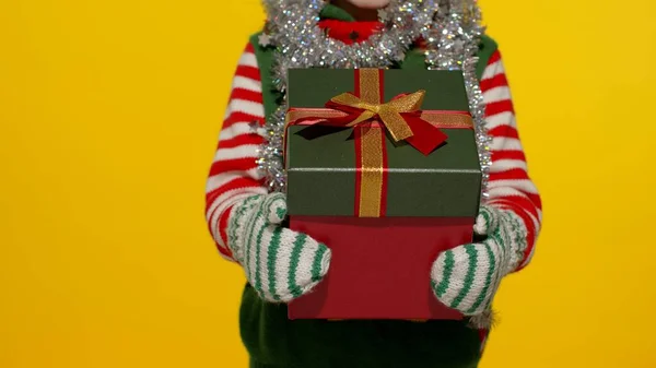 Enfant dans le costume d'aide du Père Noël elfe de Noël tenant boîte cadeau surprise cadeau avec ruban — Photo