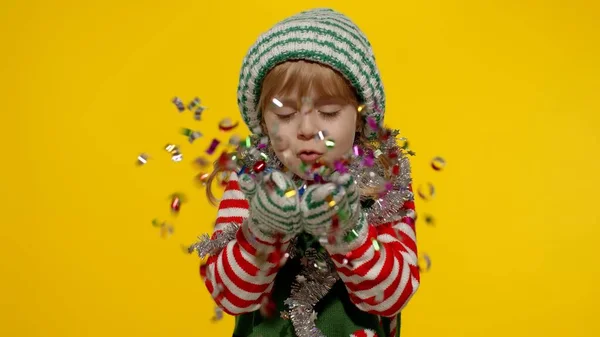 Ragazzo bambino adolescente ragazza in costume elfo di Natale Babbo Natale helper divertirsi soffiando corietti alla macchina fotografica — Foto Stock