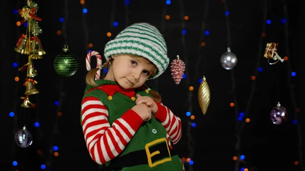 Tímida envergonhado criança menina no Natal elfo Santa ajudante traje posando olhando câmera, se sente culpado — Fotografia de Stock