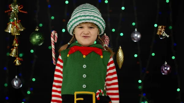 Criança displesed adolescente menina em elfo Santa ajudante traje emoções negativas, chateado na véspera de Natal — Fotografia de Stock