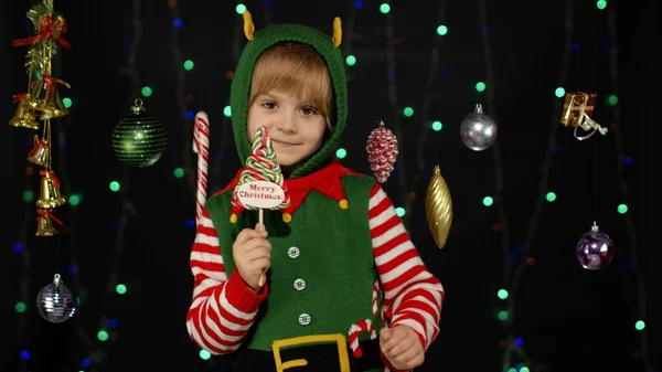 Дівчата з різдвяного ельфа Санта Клауса костюм помічника з солодощами для карамелю. — стокове фото