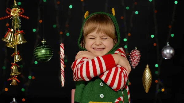 Menina adolescente loira no elfo de Natal Santa traje auxiliar sorrindo, flertando, abraçando, abraçando — Fotografia de Stock