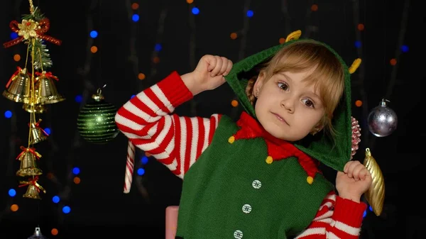 Enfant fille dans Noël elfe Santa helper costume de danse, s'amuser autour. Fête du Nouvel An — Photo