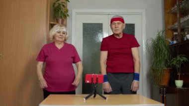 Büyükanne büyükbabam evde sağlıklı yaşam tarzı çalışması, antrenman, fitness, spor aktivitesi yapıyor.