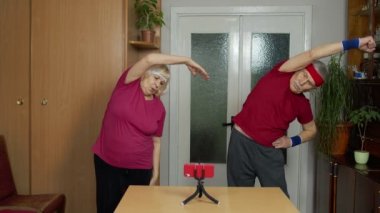 Olgun çift, erkek ve kadın fitness antrenörü. Antrenman videolarını online olarak kaydediyor.