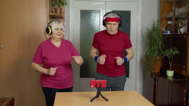 Babcia dziadek robi zdrowy styl życia treningu, szkolenia, fitness, aktywności sportowej w domu — Wideo stockowe