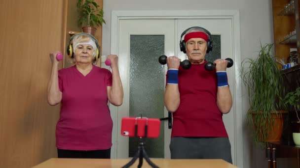 Pareja madura hombre y mujer entrenador de fitness registra video entrenamiento en línea ejercicios curso — Vídeos de Stock