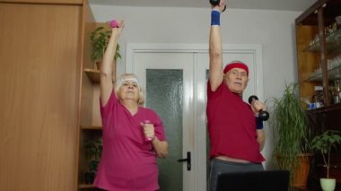 Yaşlı bir kadın spor yapıyor canlı yayın, vlog, blog, online mesafe kursu başlıyor.