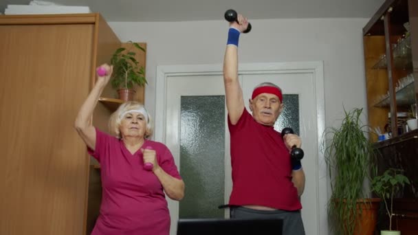 Pareja madura hombre y mujer entrenador de fitness registra video entrenamiento en línea ejercicios curso — Vídeo de stock