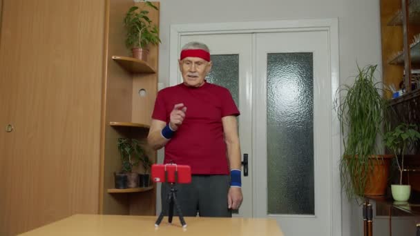 Starý děda dělá cvičení s činky, trénink, fitness, sportovní aktivity doma — Stock video