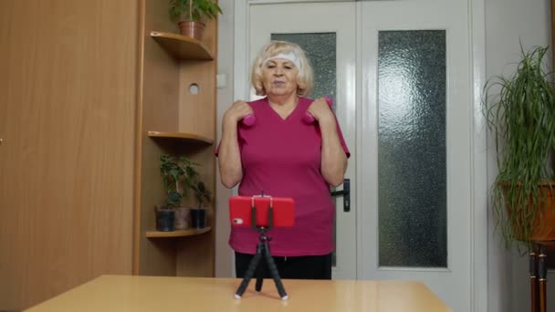 Mujer mayor jubilada haciendo ejercicios, entrenamiento, fitness, ejercicios de actividad deportiva durante el coronavirus — Vídeo de stock