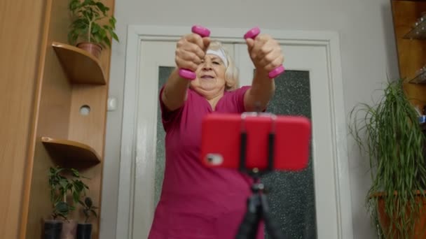 Mujer mayor jubilada haciendo ejercicios, entrenamiento, fitness, ejercicios de actividad deportiva durante el coronavirus — Vídeo de stock