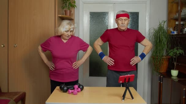 Babička dědeček dělá zdravý životní styl cvičení, trénink, fitness, sportovní aktivity doma — Stock video