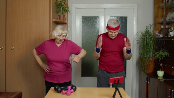 Anciano hombre mujer haciendo ejercicios de fitness a partir de transmisión en vivo, vlog, blog, curso de distancia en línea — Vídeo de stock