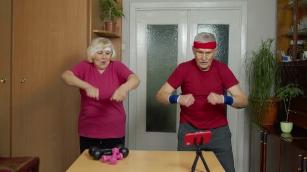 Pareja madura hombre y mujer entrenador de fitness registra video entrenamiento en línea ejercicios curso — Vídeo de stock