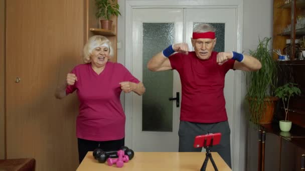 Nonno che fa sano stile di vita allenamento, allenamento, fitness, attività sportiva a casa — Video Stock