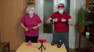 Yaşlı bir kadın spor yapıyor canlı yayın, vlog, blog, online mesafe kursu başlıyor.