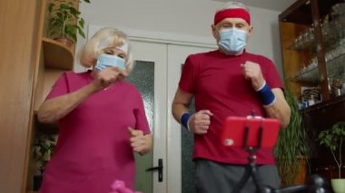 Yaşlı bir kadın spor yapıyor canlı yayın, vlog, blog, online mesafe kursu başlıyor.