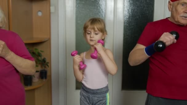 Aîné actif couple grand-mère grand-père avec enfant enfant fille faire haltères de remise en forme exercices — Video