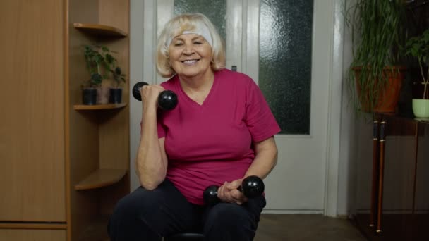 Senior mature grandmother woman doing weightlifting training workout dumbbell exercising at home — Stock Video