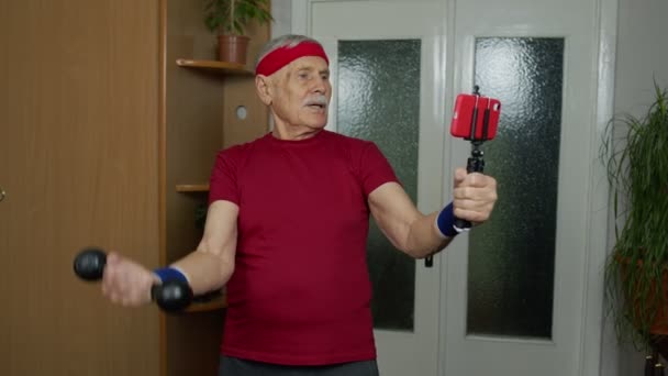 Hombre mayor jubilado haciendo ejercicios, entrenamiento, fitness, ejercicios de actividad deportiva durante coronavirus — Vídeos de Stock