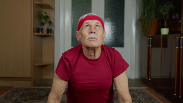 Abuelo mayor pensionista haciendo ejercicios, entrenamiento, fitness, ejercicios de flexiones deportivas en casa — Vídeos de Stock