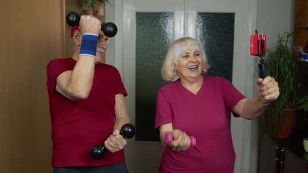 Idosos sênior casal avó avô fazendo treino com halteres, fitness exercício — Vídeo de Stock